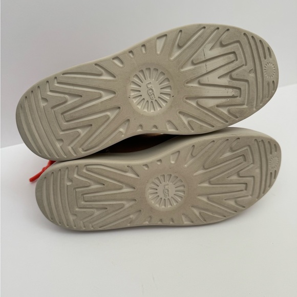 UGG - Classic Boom Ankle Boot Women’s size 6 - Picture 6 of 8